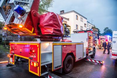 Weinstadt: Rauchentwicklung in Mehrfamilienhaus sorgt fuer Feuerwehreinsatz